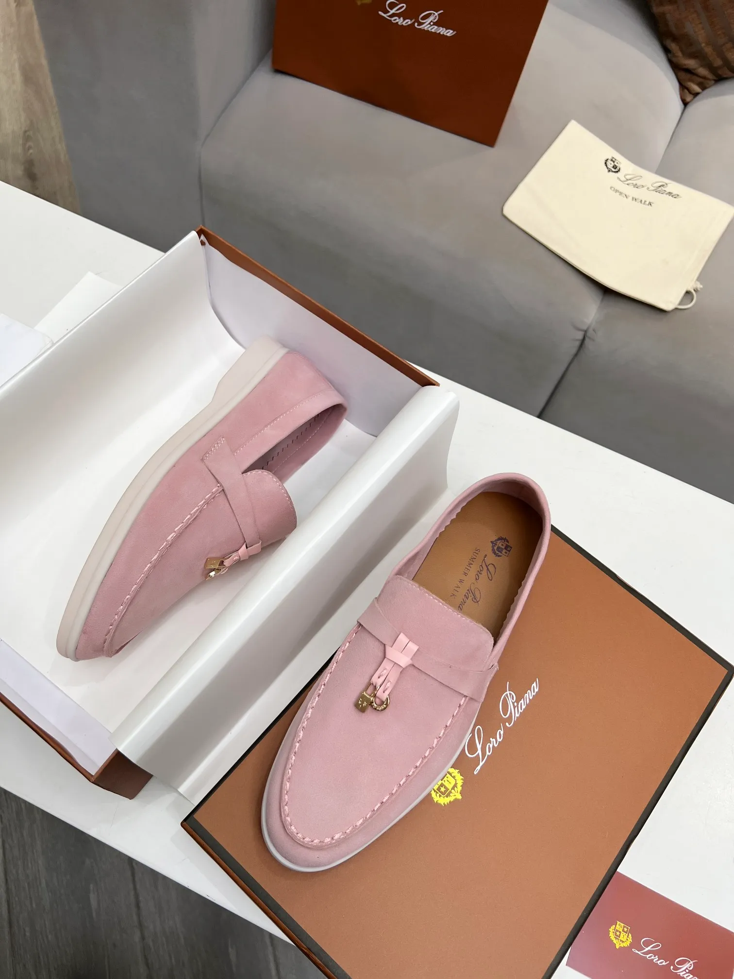 👟👟Ex-factory price 480👟👟 【Loro Piana】Italian top cashmere is fashionable and classic, and the leather is also practical and still of the highest quality on the Internet. Developed from the original board, the upper is made of Yangjing silk and is smooth. Leather lining, wear-resistant high-elastic beef tendon bottom. Size: 35-42, (men’s +10)